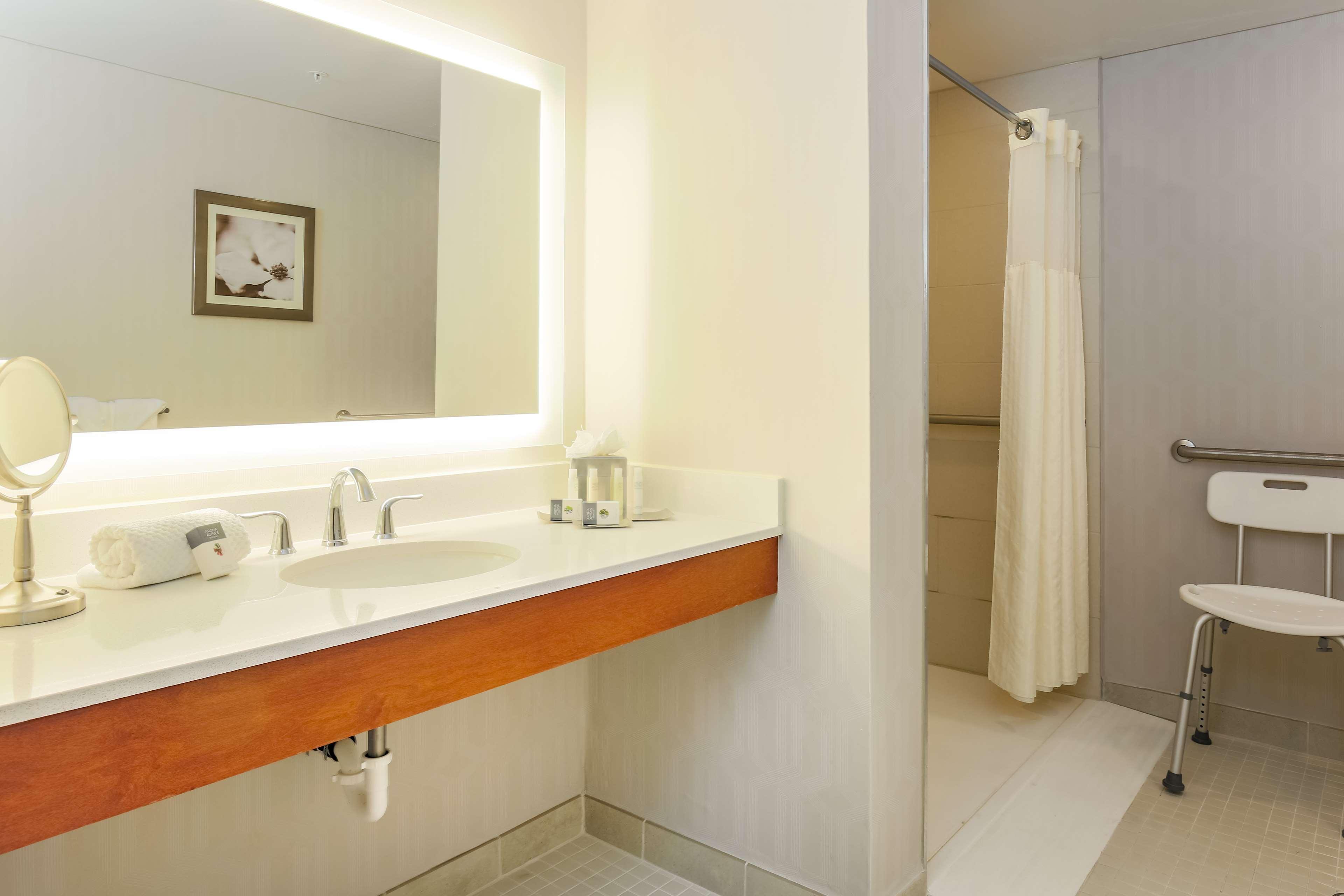 Hotel Doubletree By Hilton Atlanta Airport 3*
