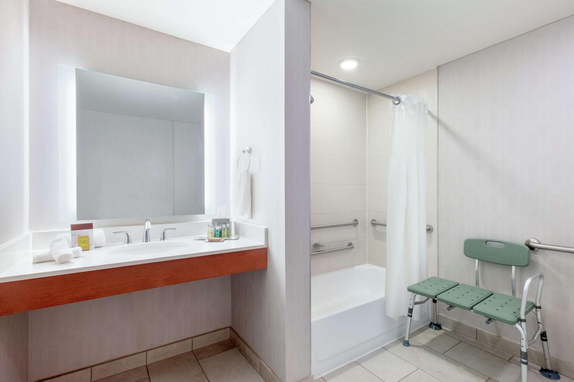 Doubletree By Hilton Atlanta Airport College Park